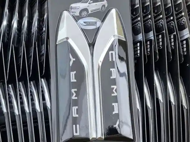 Шильдик Camry на крыло Toyota Camry 6, Душанбе