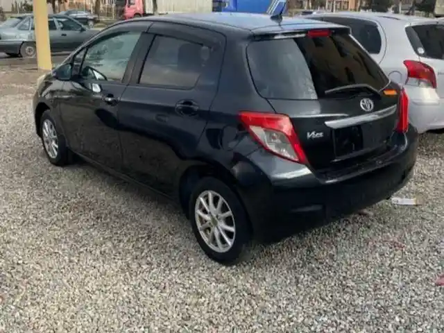 Задние нетонированные стёкла от Toyota Vitz, 2011, Душанбе