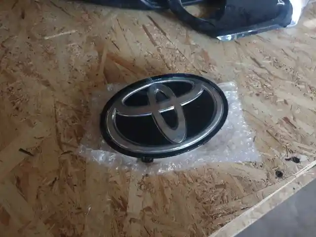 Передний стекляний знак Toyota, Душанбе