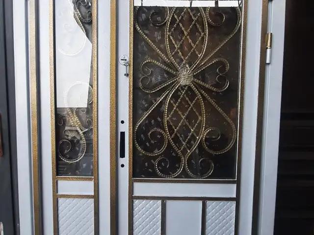 Стеклянная дверь, Душанбе
