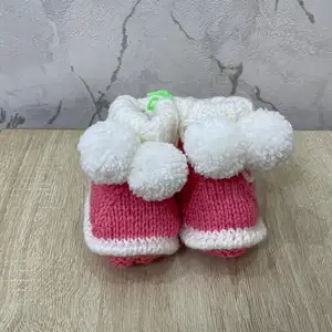 Вязаные детские пинетки с помпонами, Хуҷанд
