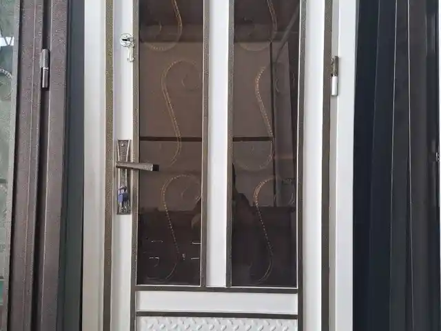Стеклянная дверь, Душанбе
