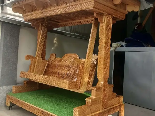 Роскошные резные деревянные качели, Душанбе