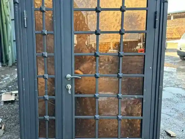 Дархои оханин, Душанбе