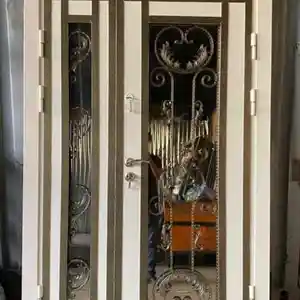 Стеклянная дверь, Душанбе