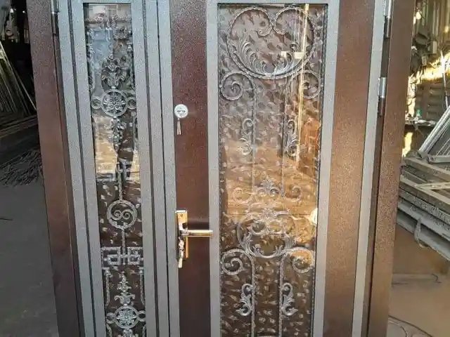 Стеклянная дверь, Душанбе