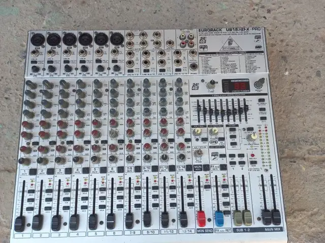 Микшерный пульт Behringer 1832FXpro, Кабодиён