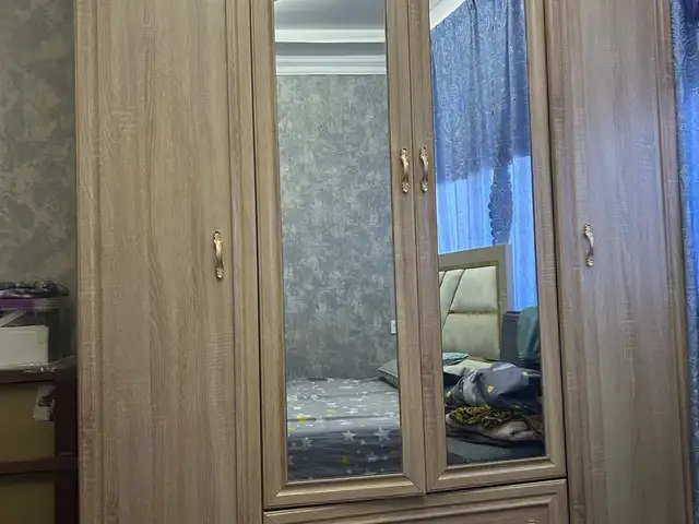 Шифоньер, Бобоҷон Ғафуров