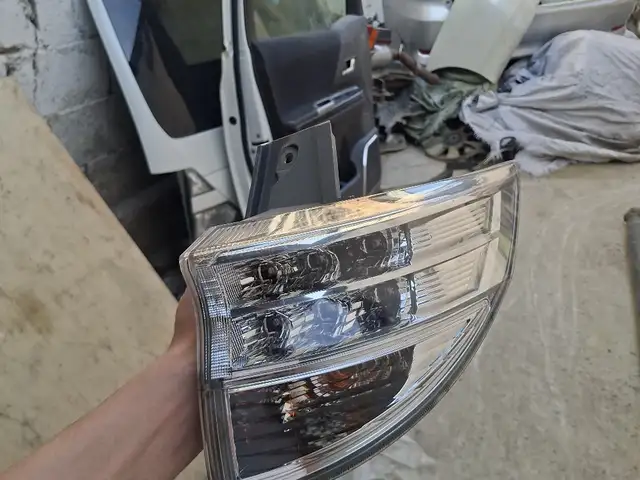 Задние фары от Toyota Estima 2014, Душанбе