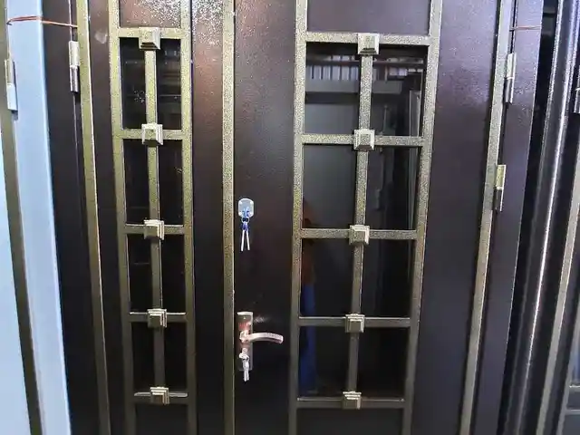 Стеклянная дверь, Душанбе