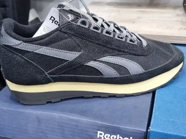 Кроссовки Reebok, Худжанд