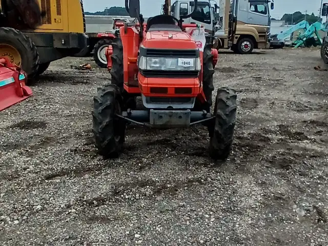 Мини-трактор Kubota GL301, Худжанд