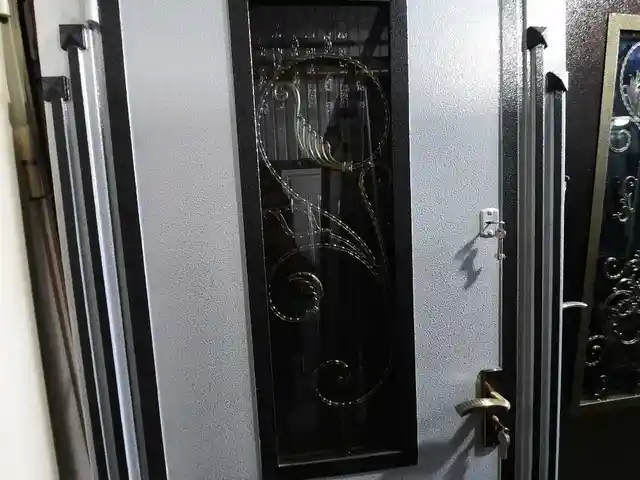 Стеклянная дверь, Душанбе