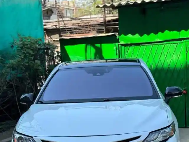 Лобовое стекло фиолетовое на Toyota Camry 6, Душанбе
