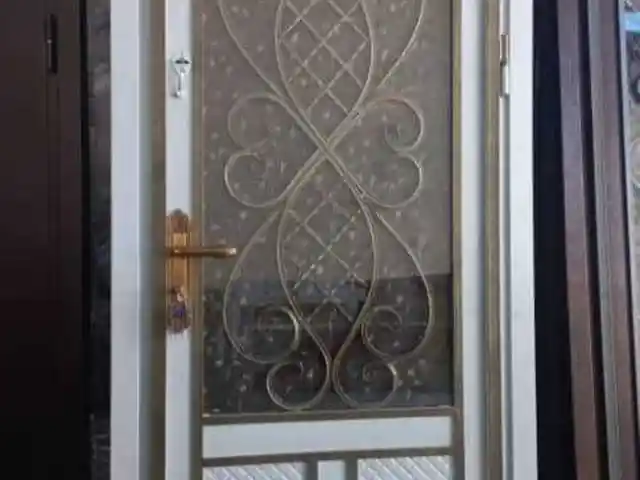 Стеклянная Дверь, Душанбе