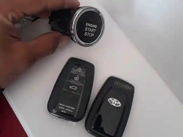 Кнопка старт стоп на Toyota, Душанбе