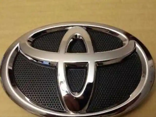 Передний знак Toyota Camry 2 2010-2011, Душанбе