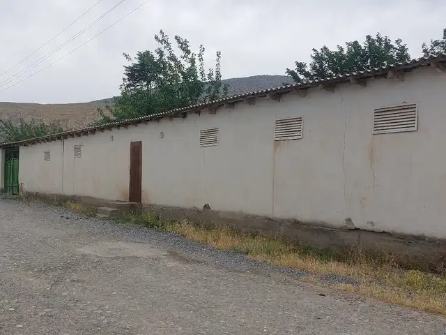1 этажн. 12-комн. дом, 30 соток, деҳаи.Меҳрвар, Ҳамадонӣ