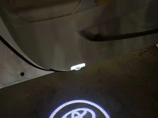 Штатная подсветка логотипа Camry на передние двери Toyota Camry, Душанбе