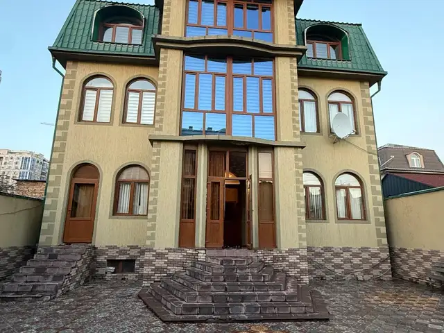 3-этажный, 5 комнатный дом, 250 м², Ресторан Шахрисабз, Посольство Англии, СИЗО, Душанбе
