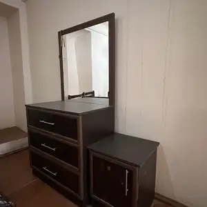 Трюмо с двумя тумбочками, Канибадам