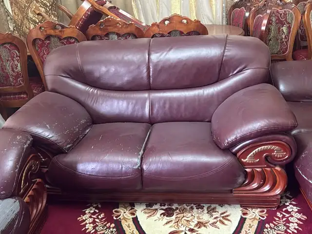 Кожаный диван и кресло, Канибадам