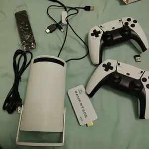 Ретро-приставка Game Stick Pro и портативный проектор HY300, Душанбе