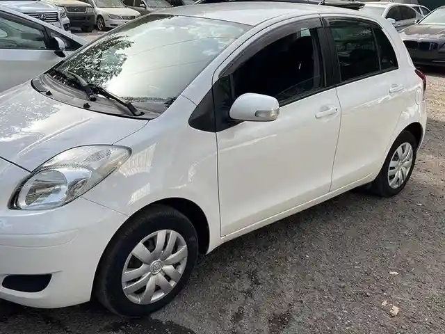 Задние нетонированные стекла от Toyota Vitz, Душанбе