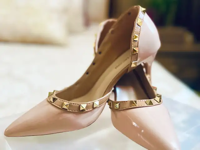 Бежевые лаковые туфли с шипами в стиле Valentino, Душанбе