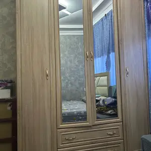 Шифоньер, Бобоҷон Ғафуров