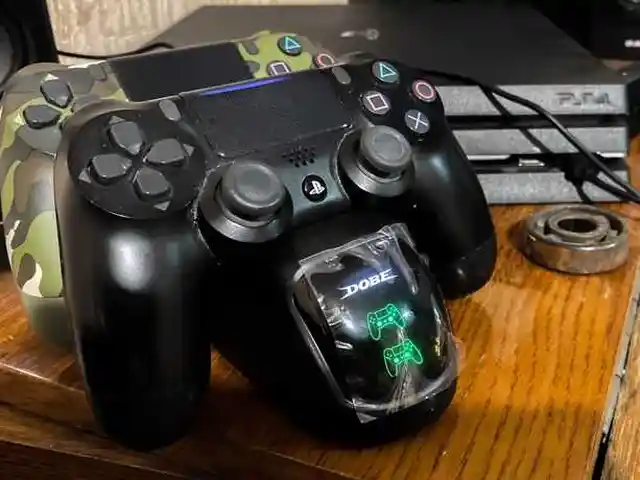 Док станция Dobe для зарядки джойстика Sony Playstation 4, Душанбе - 4
