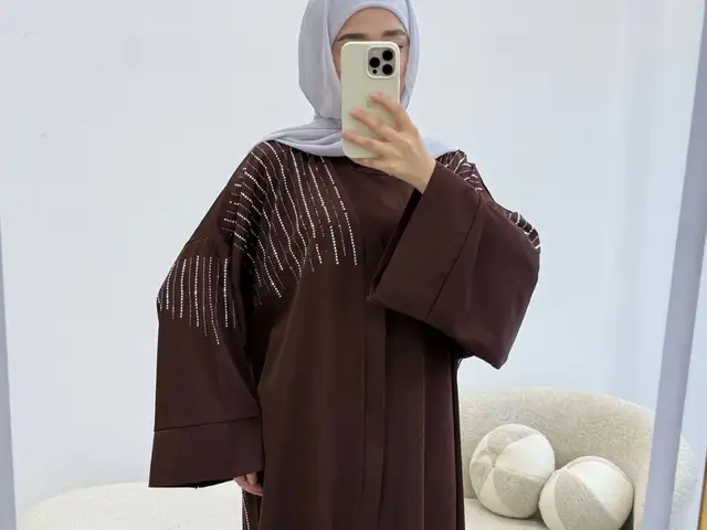 Коричневая абая с деликатным декором из стразов, Хуҷанд