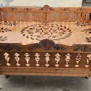 Тапчан со скамейкой, Истаравшан