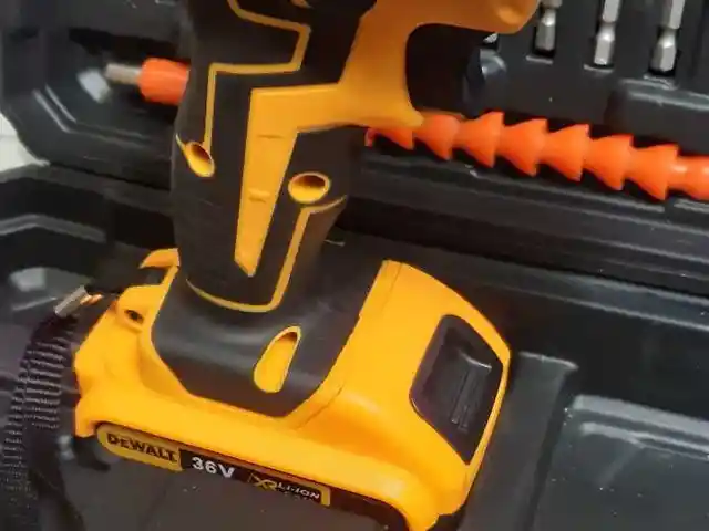 Дрель-шруповерт DeWalt, Худжанд