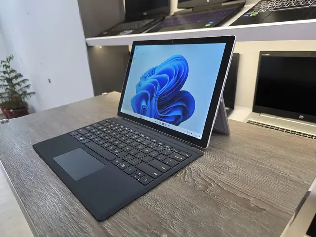 Ноутбук 2-1 Microsoft Surface Core i5-6300U / 8GB / SSD 256GB, Душанбе