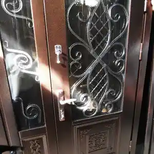 Стеклянная дверь, Душанбе