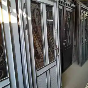 Стеклянная Дверь, Душанбе