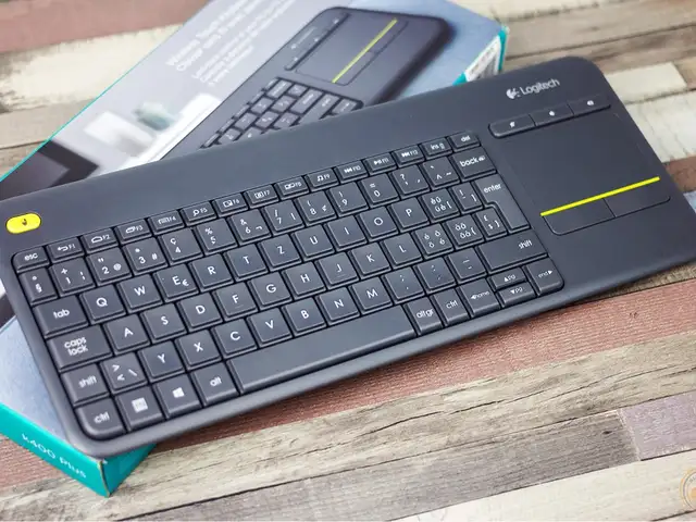 Беспроводная сенсорная клавиатура Logitech K400 Plus, Душанбе