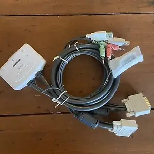 2-портовый KVM-переключатель DVI USB с аудиосвязью, Душанбе
