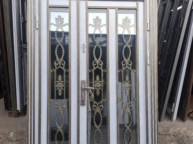 Стеклянная дверь, Душанбе