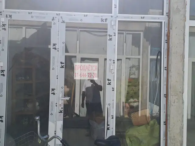 Магоза дар бозори Хистеварз, Бобоҷон Ғафуров