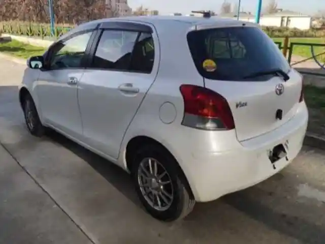 Задние не-тонированные стёкла от Toyota Vitz, Душанбе