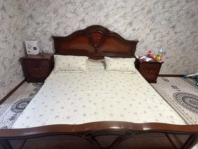 Двуспальная кровать и две тумбы, Душанбе