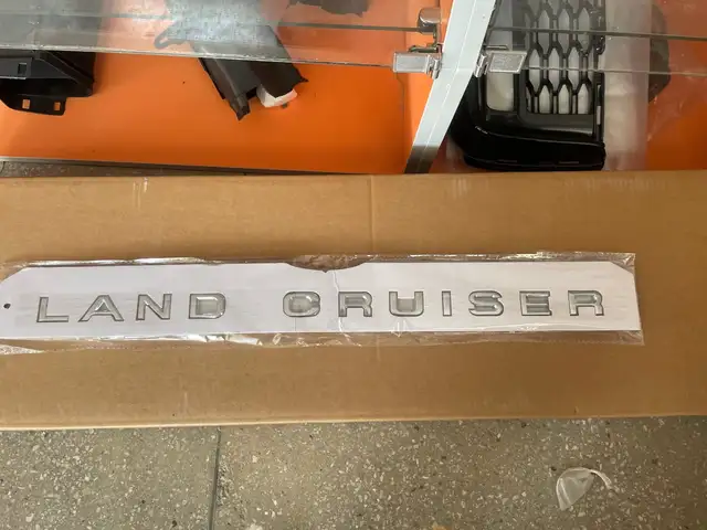 Надпись Land Cruiser, Худжанд