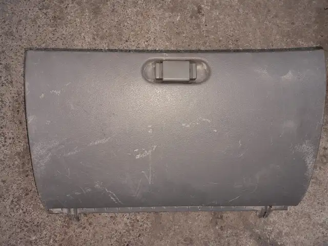 Дверце бордочка Nissan Serena, Худжанд