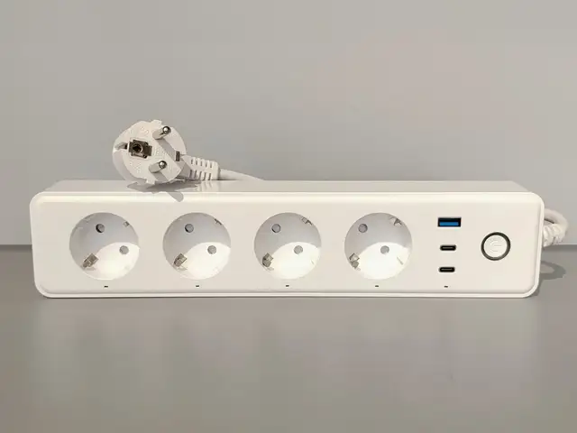 Умный сетевой фильтр с WiFi на 4 розетки, с USB и двумя Type C портами, Душанбе