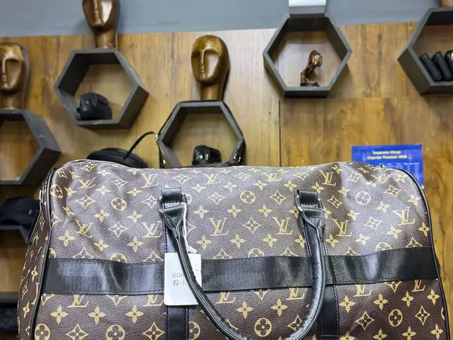 Мужская кожаная сумка из бренда Louis Vuitton, Душанбе