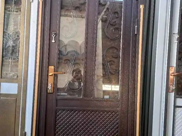 Стеклянная дверь, Душанбе