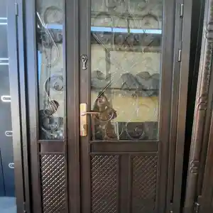 Стеклянная дверь, Душанбе