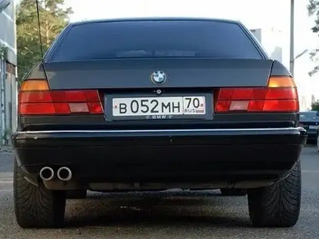 Заднее лобовое стекло от BMW е32, Худжанд